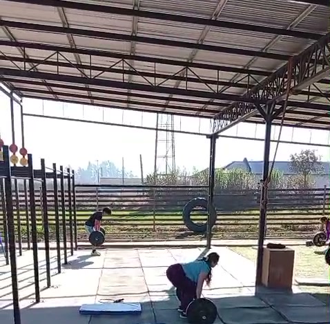 Peso muerto con barra bajo el rig techado del box