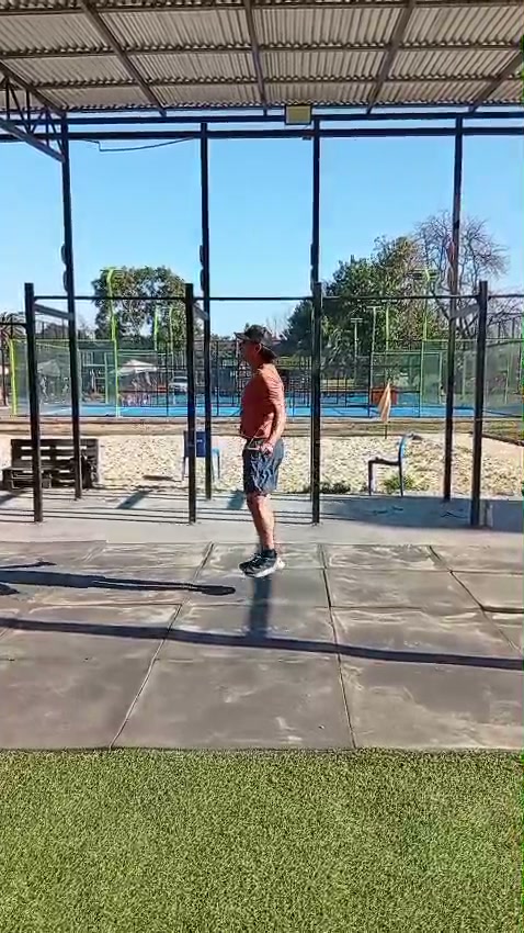 Socio saltando la cuerda sobre el piso de caucho, bajo el techo del rig del box
