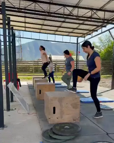 Alumnas subiendo al cajón de madera en la clase de Funcional