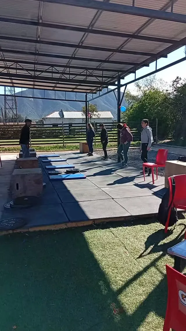 Alumnos entrenando en la zona techada del box
