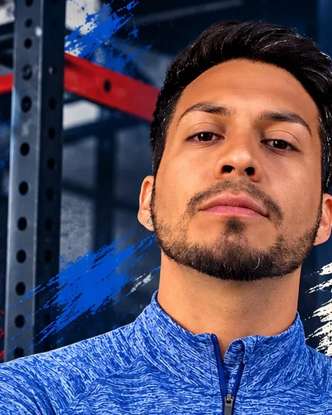 Cristóbal Vera, con polerón deportivo azul, mirando a la cámara